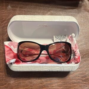 Stylish vintage Oakley women’s sunglasses 🕶️✨